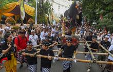 FOTO: Keceriaan Anak-Anak Arak Ogoh-Ogoh Jelang Nyepi 2025 di Pura Amerta Jati Jakarta