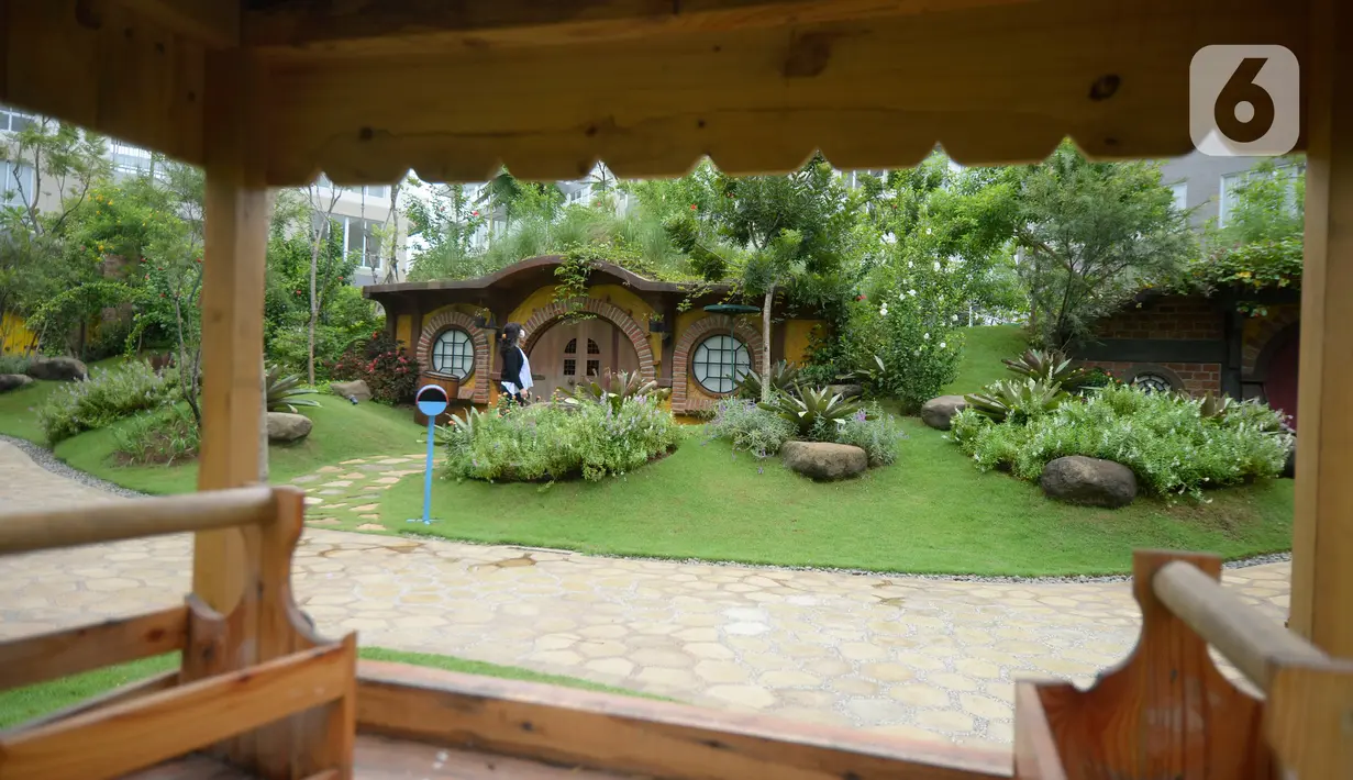 Suasana taman tematik bernuansa rumah hobbit di kawasan hunian vertikal di Serpong, Tangerang, Banten, Kamis (3/12/2020). Taman tematik tersebut bertujuan untuk mendukung relasi sosial antar warga serta menciptakan hunian sehat di tengah pandemi COVID-19. (merdeka.com/Dwi Narwoko)