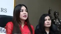 Penyanyi dangdut Annisa Bahar saat tiba di kawasan Permata Hijau, Jakarta, Senin (27/2/2017). Kuasa hukum Annisa Bahar akan menggugat perdata dan melaporkan dugaan tindak pidana pencucian uang (TPPU) (Liputan6.com/Herman Zakharia)