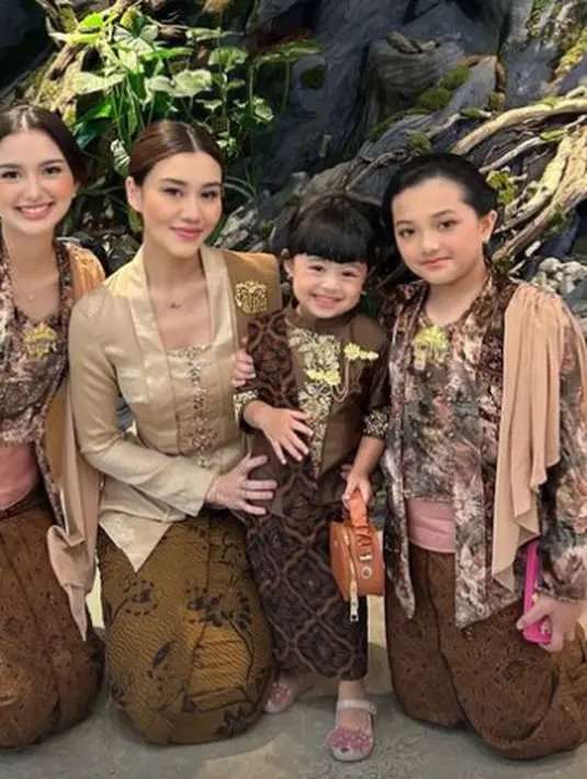 Tak hanya busana, rambut panjang Arsy pun ditata dengan sanggul tekuk khas perempuan Jawa.