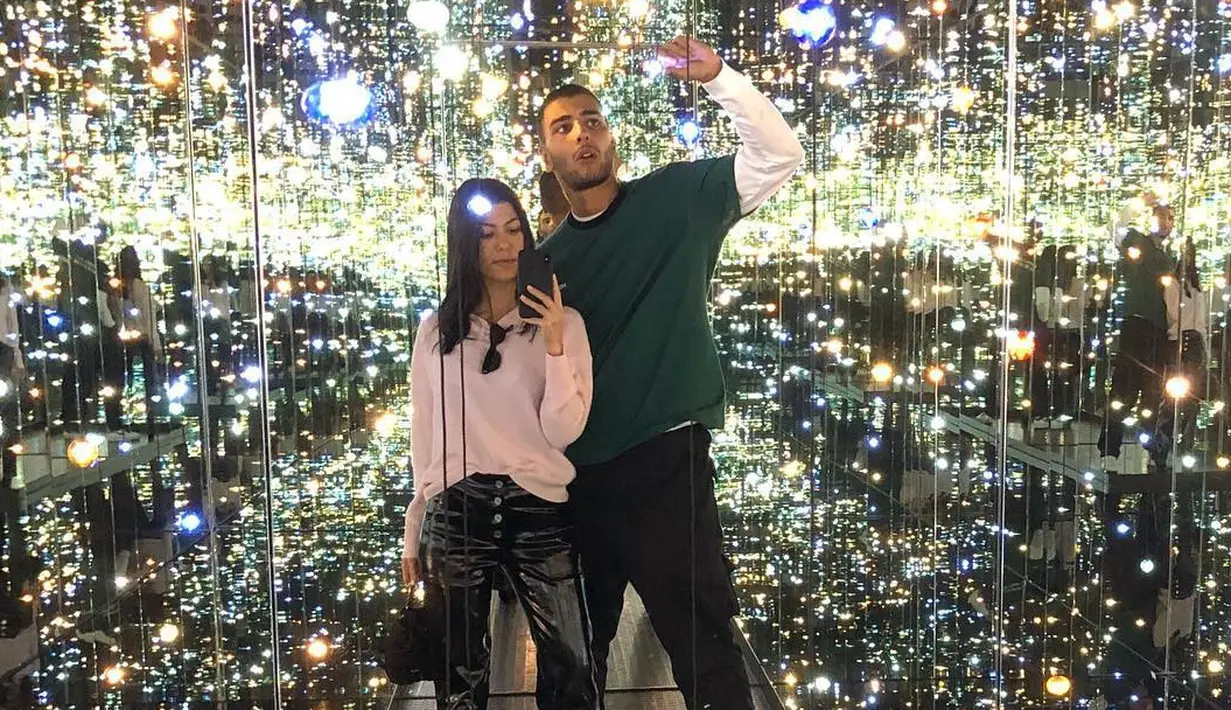 Dengan mirror selfie, Kourtney Kardashian pamer kemesraannya dengan Younes Bendjima. (instagram/kourtneykardash)