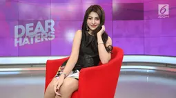 Model Widuri Agesty berpose untuk di foto usai acara Dear Haters di Liputan6.com, SCTV Tower, Jakarta, Kamis (11/9). Usai melapor ke polisi, Widuri Agesty pun berharap pelaku penyebar katalog tersebut bisa segera ditangkap. (Liputan6.com/Fatkhur Rozaq)