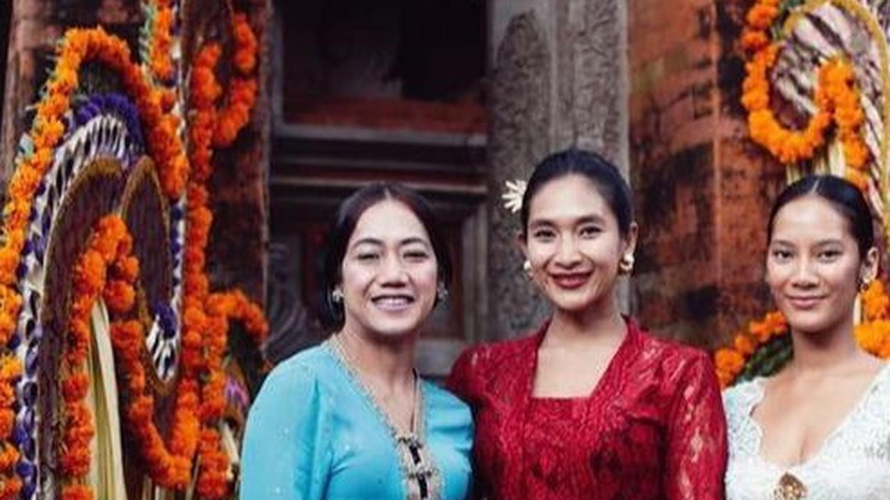 1. Inspirasi Kebaya Kombinasi Brokat dan Tenun Bali<br>