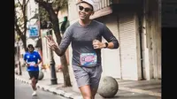 Sigit Istiarto mengabadikan pengalaman half marathon perdana lewat akun media sosialnya. (dok. Instagram @istiarto_/https://www.instagram.com/p/B0j87YGAvB5/Dinny Mutiah)