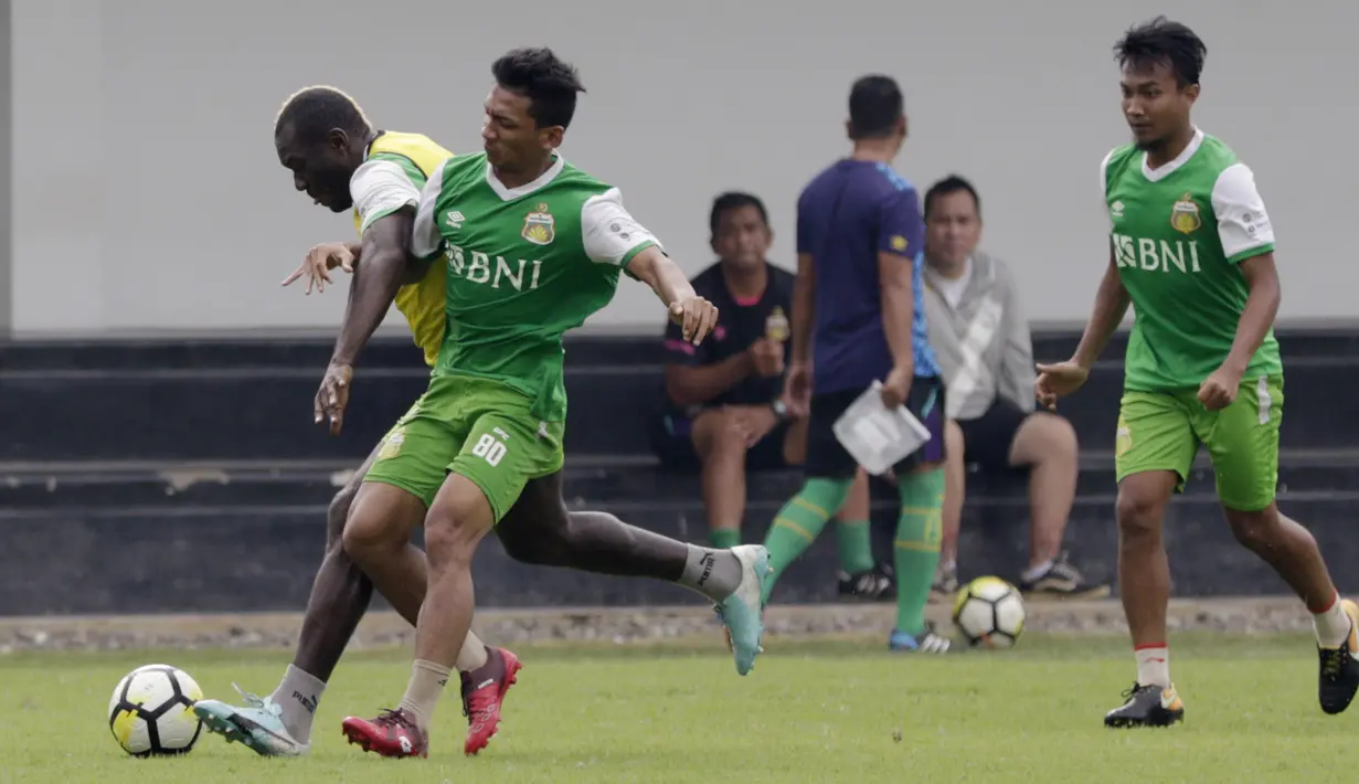 Pemain Bhayangkara FC, Herman Dzumafo, menggiring bola saat latihan di Lapangan ABC Senayan, Jakarta, Rabu (13/2). Latihan ini merupakan persiapan Piala Indonesia dan Piala Presiden. (Bola.com/Yoppy Renato)