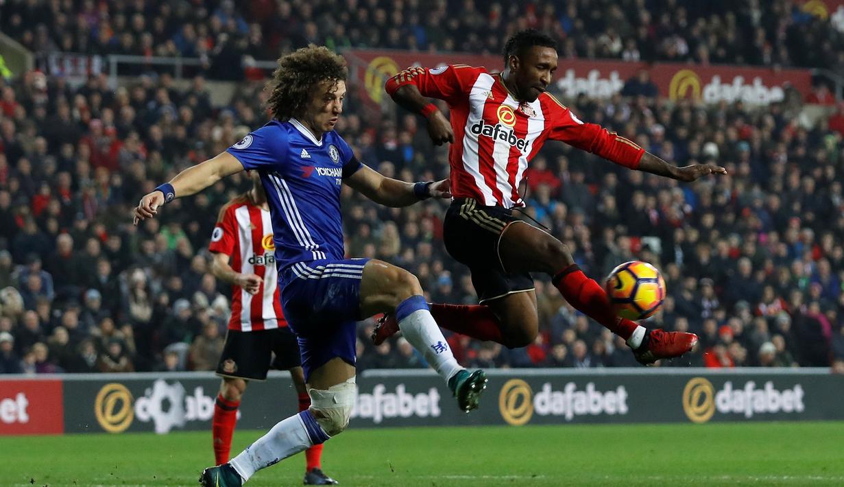 Pemain Chelsea, David Luiz, berusaha menghadang pemain Sunderland, Jermain Defoe, dalam laga pekan ke-16 Premier League 2016-2017 di Stadium of Lights, Rabu (14/12/2016) waktu setempat. (Action Images via Reuters/Lee Smith)