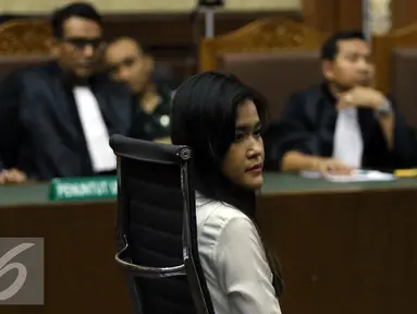 Terdakwa kasus pembunuhan Wayan Mirna Salihin, Jessica Kumala Wongso kembali menjalani persidangan ke-31 di PN Jakpus, Kamis (20/10). Jessica menyampaikan pembelaan atas jawaban JPU dengan agenda pembacaan duplik. (Liputan6.com/Helmi Afandi)