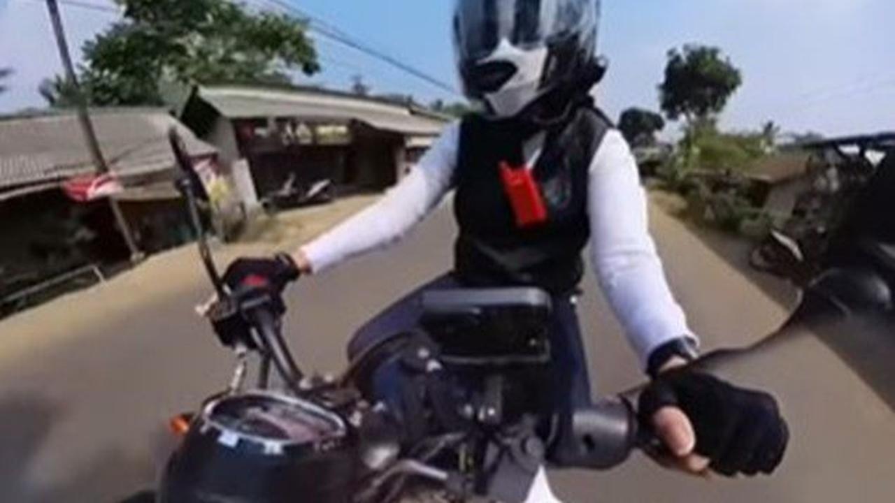 Ia tiba di sekolah tersebut dengan mengendarai motor besar dan memakai helm. Sambutan meriah dari para siswa SMA pun menyambut kedatangannya.<br>