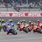 Suasana balapan MotoGP saat baru memulai start di Sirkuit Indianapolis, AS, Senin (10/8/2015). Pada balapan itu Marquez menjadi yang tercepat diikuti Lorenzo dan Rossi ditempat kedua dan ketiga. (EPA/Erik S. Lesser)