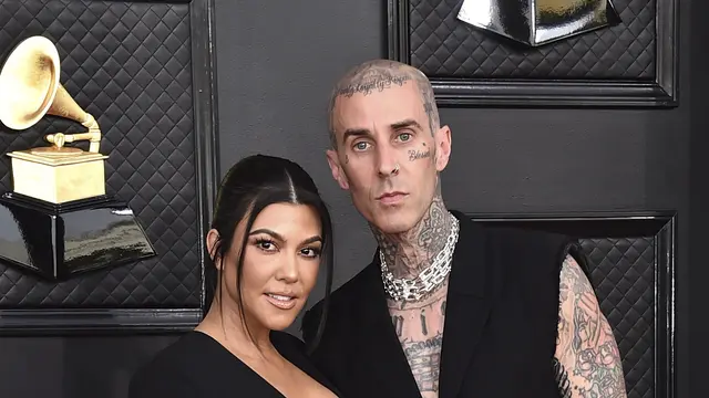 Kourtney Kardashian dan Travis Barker Blink-182  di Grammy Awards 2022. (Jordan Strauss/Invision/AP)