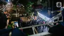 Pejalan kaki menikmati acara bertajuk Musik Tepi Barat dan Timur di jalur pedestrian kawasan Sudirman, Jakarta, Jumat (22/11/2019). Acara musik yang rutin digelar itu bertujuan untuk menghibur para pejalan kaki dan pekerja kantoran yang beraktivitas di kawasan tersebut. (Liputan6.com/Faizal Fanani)