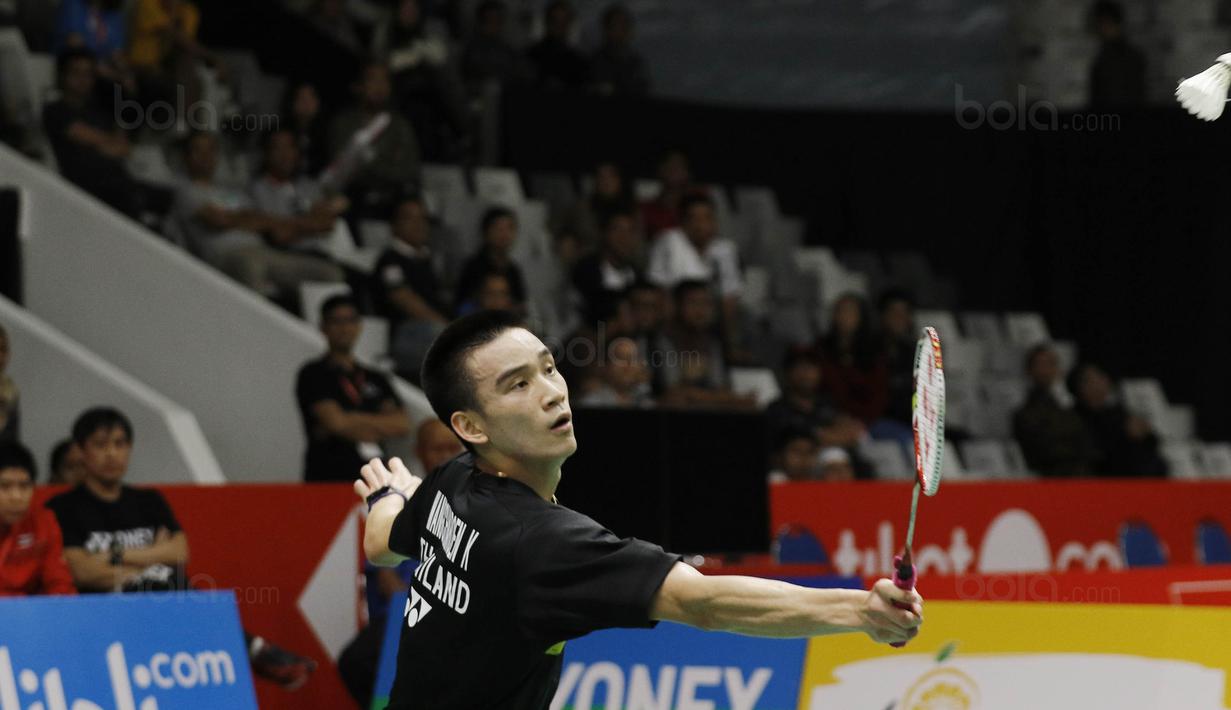 Tunggal putera Thailand, Kantaphon Wangcharoen, saat melawan wakil Cina, Lin Dan, pada laga Indonesia Masters 2018 di Istora Senayan, Rabu (24/1/2018). Lin Dan takluk 21-15 21-19. (Bola.com/M Iqbal Ichsan)