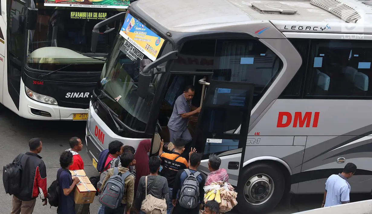 Calon pemudik menaiki bus yang diberangkatkan dari Terminal Kampung Rambutan, Jakarta, Jumat (8/6). Diperkirakan puncak arus mudik terjadi pada H-3 Lebaran. (Liputan6.com/Immanuel Antonius)