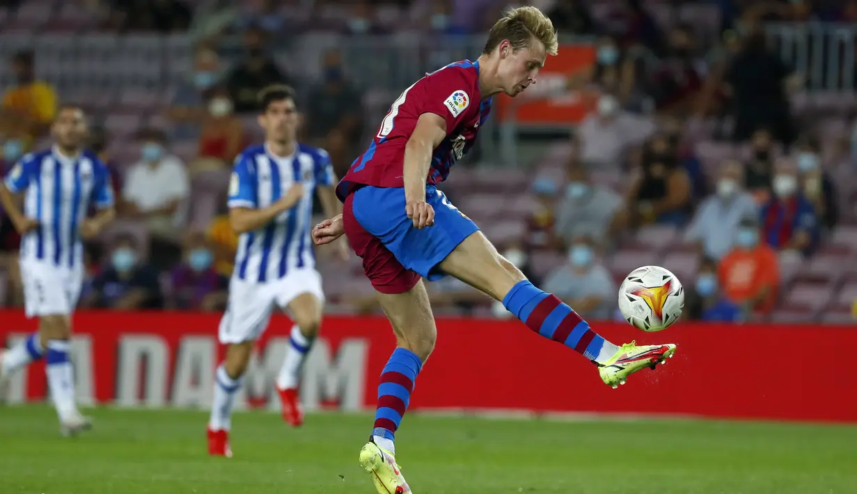 Gelandang Barcelona, Frenkie de Jong mengontrol bola saat bertanding melawan Real Sociedad pada pertandingan La Liga Spanyol di stadion Camp Nou di Barcelona, Spanyol, Senin (16/8/2021). Barcelona menang atas Sociedad 4-2.  (AP Photo/Joan Monfort)