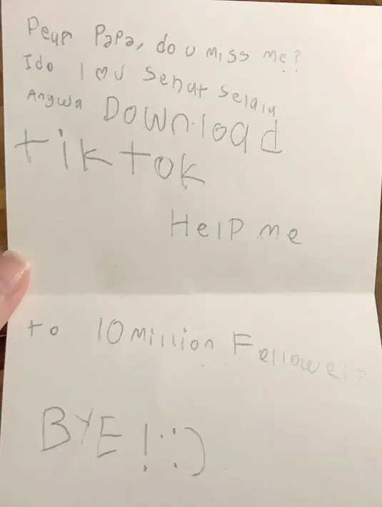 Seorang diri Denada mengurus Aisha, mengingat mantan suaminya, Jerry Aurum tengah berada di bilik penjara. Dalam Instagramnya, Denada mengunggah surat Aisha untuk sang ayah. Ia menyatakan rasa sayang dan rindunya.  (Instagram/denadaindonesia)