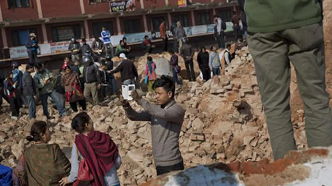Nepal Porak Poranda, Warganya Malah Berselfie Ria