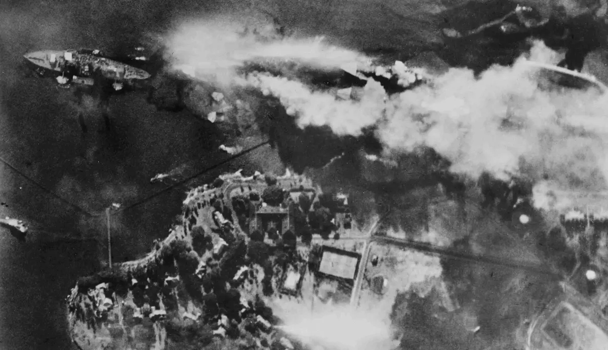 Pesawat tempur Jepang saat menyerang kapal USS Arizona di Battleship Row dalam serangan di Pearl Harbor, Hawaii, AS 7 Desember 1941. Serangan tersebut merupakan peristiwa pengeboman dadakan oleh AL Jepang terhadap armada Pasifik AS. (Reuters/U.S Navy)