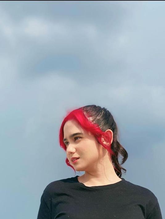 Tak ketinggalan netizen ikut menyetujui kecantikan Tissa Biani dengan penampilan barunya. Aura anak muda makin terpancar meski kini ia sudah beranjak dewasa. (Liputan6/com/IG/tissabiani).