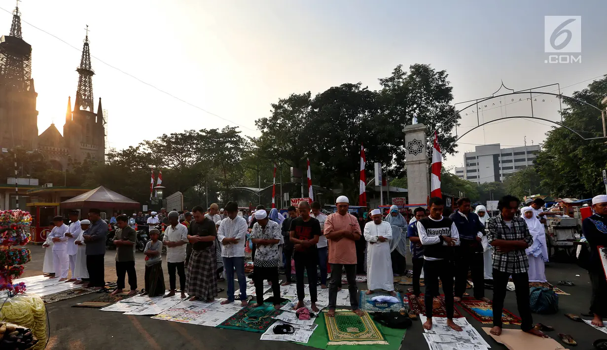 Umat Islam melakukan Salat Idul Adha 1438 H di dekat pintu gerbang masuk Masjid Istiqal, Jakarta, Jumat (1/9). Salat Idul Adha 1438H ini diikuti ribuan jemaah, baik yang dalam masjid maupun yang dihalaman dan sekitaran masjid. (Liputan6.com/Johan Tallo)