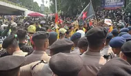 Massa Bentangkan Merah Putih Panjang Datangi Gedung DPR