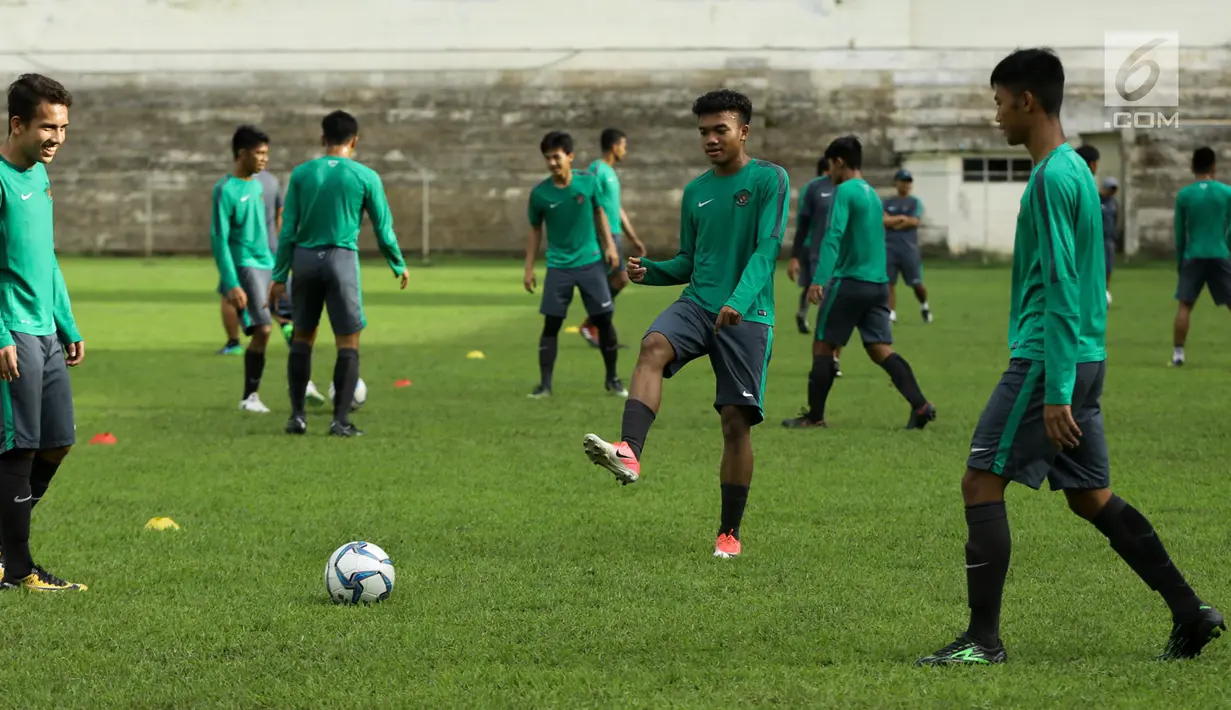 Timnas Indonesia U-19 kembali jalani latihan di Stadion Pandomar, Yangon, Minggu (10/9). Latihan ini ditujukan sebagai persiapan menghadapi Vietnam pada laga ketiga penyisihan Piala AFF U-18 2017 pada Senin (11/9) mendatang. (Liputan6.com/Yoppy Renato)