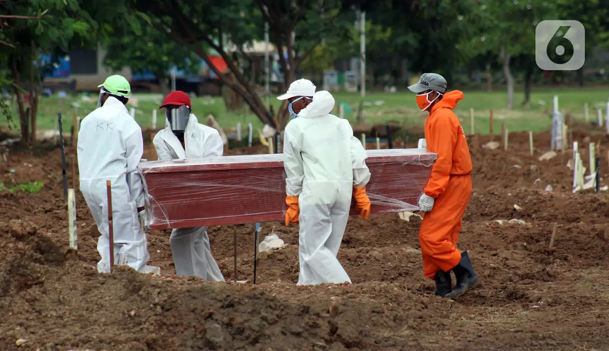 Petugas menggotong peti jenazah pasien Covid-19 di TPU Tegal Alur, Jakarta, Rabu (15/4/2020). Juru bicara pemerintah untuk penanganan virus corona Achmad Yurianto menyampaikan per Rabu (15/4) jumlah pasien terkonfirmasi 5.136 dan meninggal 469 orang. (Liputan6.com/Helmi Fithriansyah)