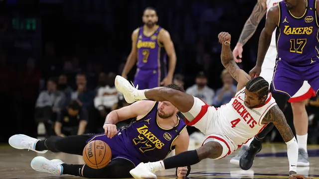 Duel sengit Lakers melawan Rockets di NBA 2024/2025