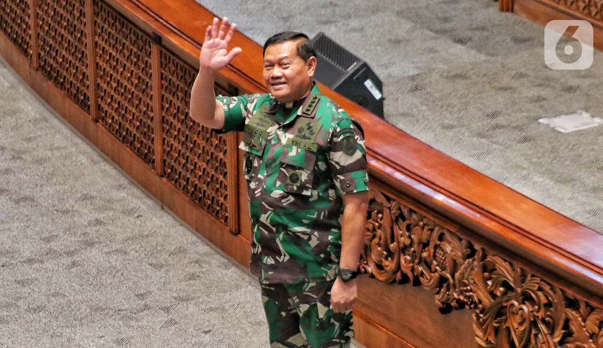 Calon Panglima TNI Laksamana TNI Yudo Margono memberi salam kepada anggota DPR dalam Rapat Paripurna Ke-12 Masa Persidangan II Tahun Sidang 2022-2023 di Kompleks Parlemen, Senayan, Jakarta, Selasa (13/12/2022). DPR menyepakati penetapan Laksamana TNI Yudo Margono sebagai Panglima TNI untuk menggantikan Jenderal TNI Andika Perkasa yang akan memasuki masa pensiun. (Liputan6.com/Angga Yuniar)