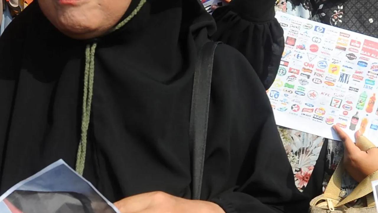 FOTO: Aksi Warga Gelar Razia Produk Pendukung Israel di Warung-Warung Klontong di Bogor