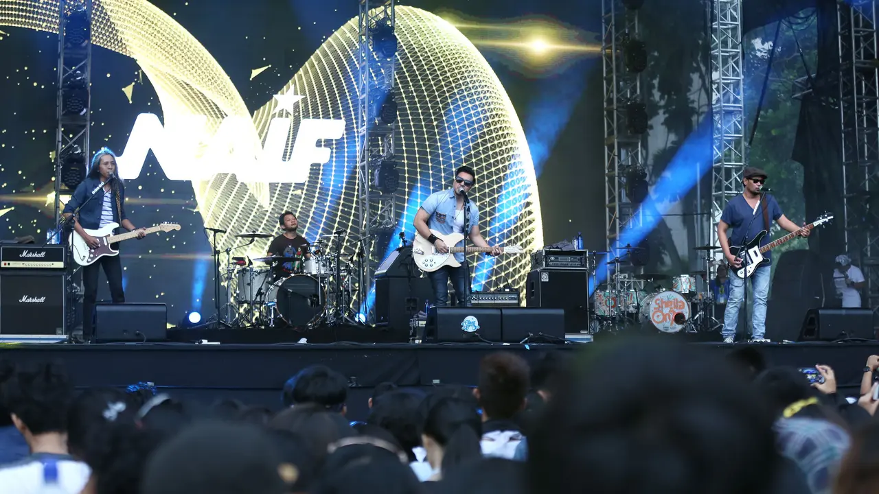 [Bintang] 5 Lagu yang Sering Naif Nyanyikan di Konser