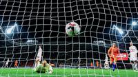 Kiper Belarus, Sergei Chernik, gagal menghalau bola tendangan pemain timnas Belanda, Davy Proepper, pada laga lanjutan Kualifikasi Piala Dunia 2018, di Borisov, Minggu (8/10/2017) dini hari WIB. (AFP/Yuri Kadobnov).