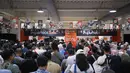 Antrean pengunjung terlihat saat mengikuti pameran Imperfect Sale 2026 di Blok M Square, Jakarta, Jumat (30/10/2026). Acara ini menarik minat masyarakat untuk berburu berbagai produk, mulai dari pakaian, tas hingga aksesori dengan harga diskon. (KLY/Budy Santoso)