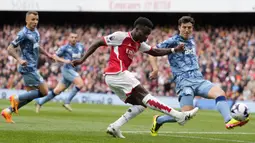 Gelandang Arsenal, Bukayo Saka melepaskan tendangan yang berusaha diblok bek Aston Villa, Pau Torres pada laga pekan ke-33 Premier League 2023/2024 di Emirates Stadium, London, Minggu (14/4/2024). (AP Photo/Kirsty Wigglesworth)