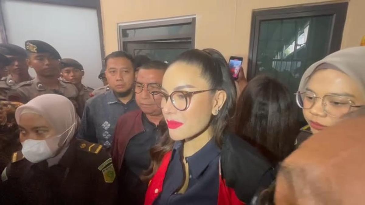 Nikita Mirzani Klarifikasi Uang Rp350 Juta Pemberian Shella Saukia