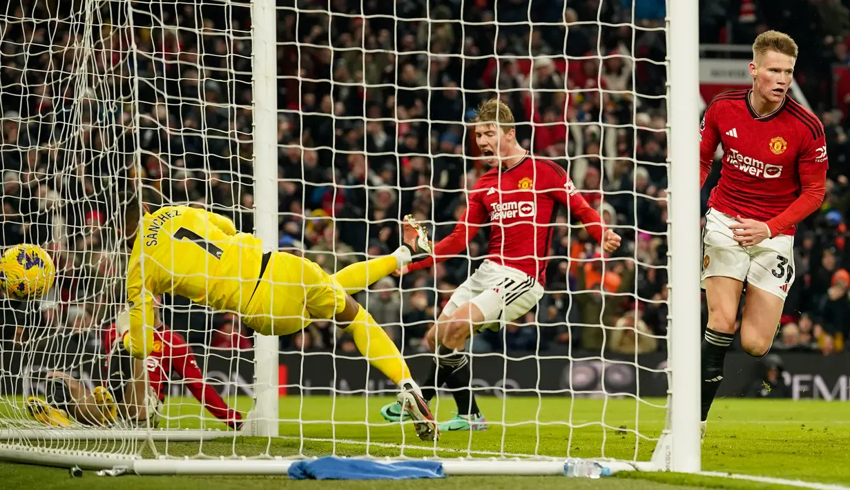 MU 2, Chelsea 1. Wasit harus mengecek VAR terlebih dulu sebelum mengesahkan gol McTominay ini. (AP Photo/Dave Thompson)
