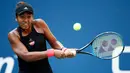 Petenis Jepang, Naomi Osaka mengembalikan bola ke arah Aryna Sabalenka dari Belarus pada laga putaran keempat AS Terbuka di New York, Senin (3/9). Osaka untuk pertama kalinya mencapai perempat final kompetisi Grand Slam. (JULIAN FINNEY/GETTY IMAGES /AFP)