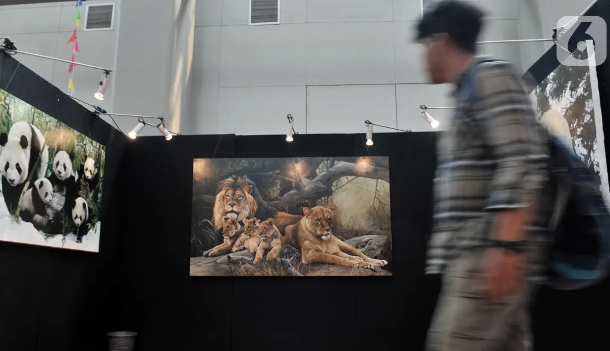 Pengunjung mengamati karya lukis di salah satu stan yang dipamerkan dalam Indonesian Art Festival "Pesta Seni Rupa Indonesia" di Museum Nasional, Jakarta, Minggu (10/11/2019). (merdeka.com/Iqbal S. Nugroho)
