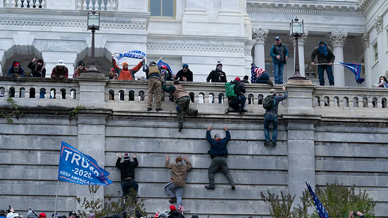 Gedung Capitol Hill AS diserbu massa pendukung Donald Trump. (Jose Luis Magana/AP)