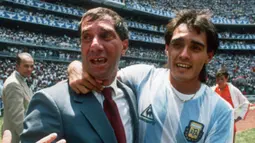 Carlos Bilardo (kiri) yang merupakan pelatih Timnas Argentina bersukacita bersama Pedro Pasculli (kanan) ketika menjuarai Piala Dunia 1986 usai mengalahkan Jerman Barat di final. Bilardo kembali berhasil tampil di partai final Piala Dunia 1990 menghadapi lawan yang sama. Namun, kali ini Jerman Barat yang sukses berpesta di Italia. (AFP/Staff)