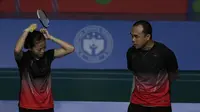 Pebulutangkis Indonesia, Fitriani, mendengarkan instruksi saat melawan Busanan Ongbumrungpan pada final beregu putri SEA Games 2019 di Muntinlupa Sports Complex, Manila, Selasa (3/12). Kalah 1-3, Indonesia hanya meraih perak. (Bola.com/M Iqbal Ichsan)