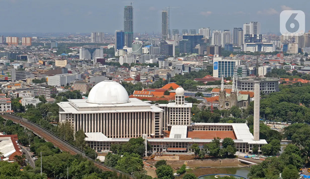 Suasana gedung perkantoran dilihat dari ketinggian di Jakarta Pusat, Kamis (30/1/2020). Berdasarkan data Kementerian Pekerjaan Umum dan Perumahan Rakyat, ruang terbuka hijau (RTH) yang ada di Jakarta baru 9,98 persen atau kurang dari syarat minimum yaitu 30 persen. (Liputan6.com/Herman Zakharia)