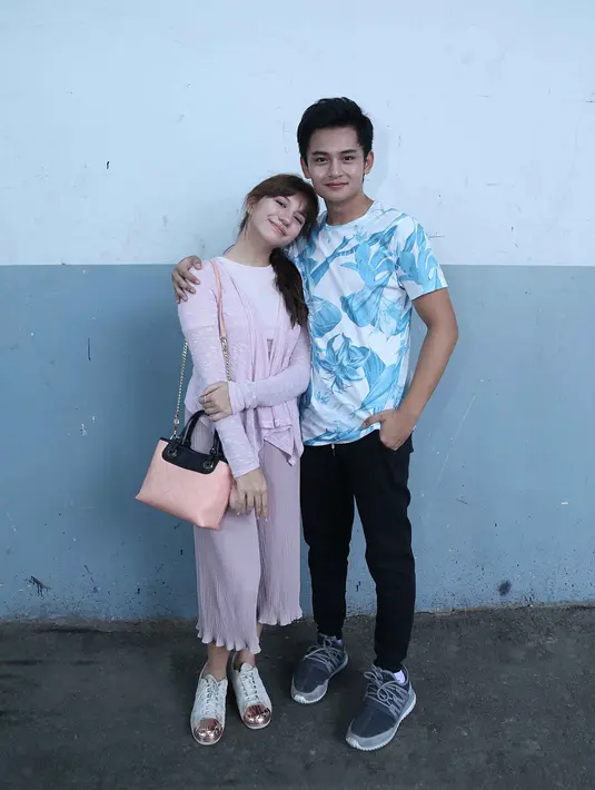 Kedua pasangan selebriti Cassandra Lee dan Randy Martin juga ikut meramaikan acara HUT Indonesia ke 71. Cassandra dan Randi memilih turut serta lomba makan kerupuk. (Nurwahyunan/Bintang.com)