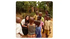 Meghan menjadi Duta Global World Vision pada 2016 setelah melakukan perjalanan ke Rwanda, Afrika. Ia mengajarkan anak-anak Rwanda untuk melukis menggunakan cat air. (Instagram/meghanmarkle)