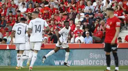 Pemain Real Madrid, Aurelien Tchouameni, melakukan selebrasi setelah mencetak gol ke gawang Real Mallorca pada laga Liga Spanyol di Stadion Son Moix, Sabtu (13/4/2024). Kemenangan ini membuat posisi madrid di puncak klasemen semakin mantap dengan mengumpulkan 78 poin dari 31 laga. (AP Photo/Francisco Ubilla)