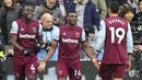 Selebrasi gelandang West Ham United, Mohammed Kudus (tengah) setelah mencetak gol kedua timnya ke gawang Manchester United pada laga pekan ke-18 Liga Inggris 2023/2024 di London Stadium, London, Sabtu (23/12/2023). (AP Photo/Kirsty Wigglesworth)