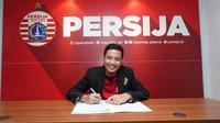 Evan Dimas menandatangani kontrak setahun bersama Persija. (Media Persija).