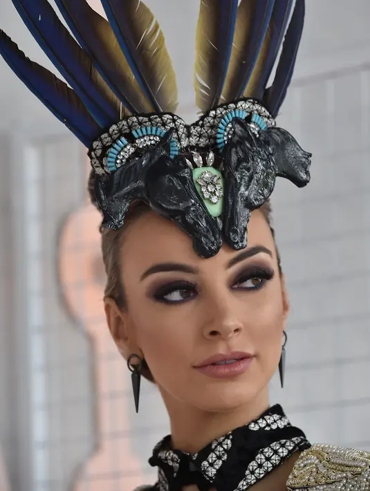 Model berpose sebelum pertandingan balap kuda di Melbourne Cup ke-157 di Flemington Racecourse di Melbourne, Australia, (7/11). Para wanita ini tampil cantik dengan hiasan kepala yang mereka gunakan. (AFP Photo / Paul Crock)