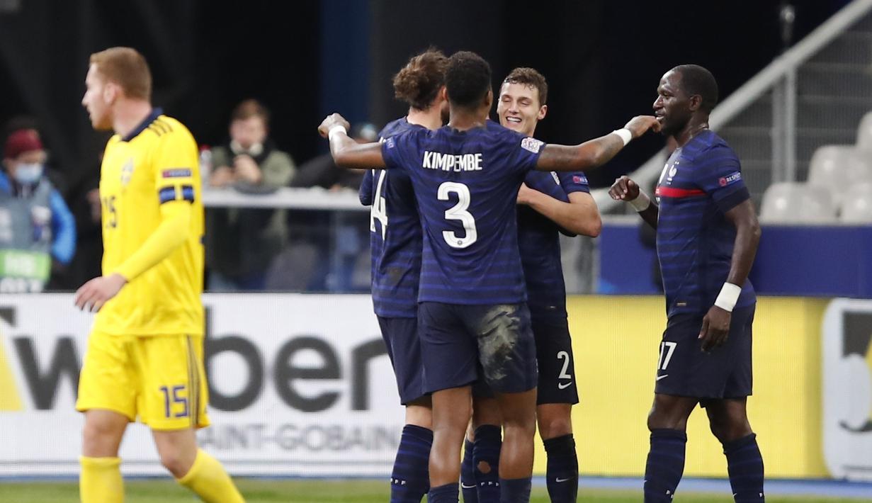 Bek Prancis, Benjamin Pavard berselebrasi dengan rekan-rekannya usai mencetak gol ke gawang Swedia pada pertandingan UEFA Nations League di stadion Stade de France di Saint-Denis, Paris (17/11/2020). Prancis menang atas Swedia 4-2. (AP Photo/Francois Mori)