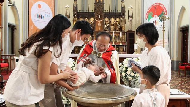 Tampil Gemas, Ini 7 Momen Pembaptisan Putra Marcel Chandrawinata di Katedral Jakarta