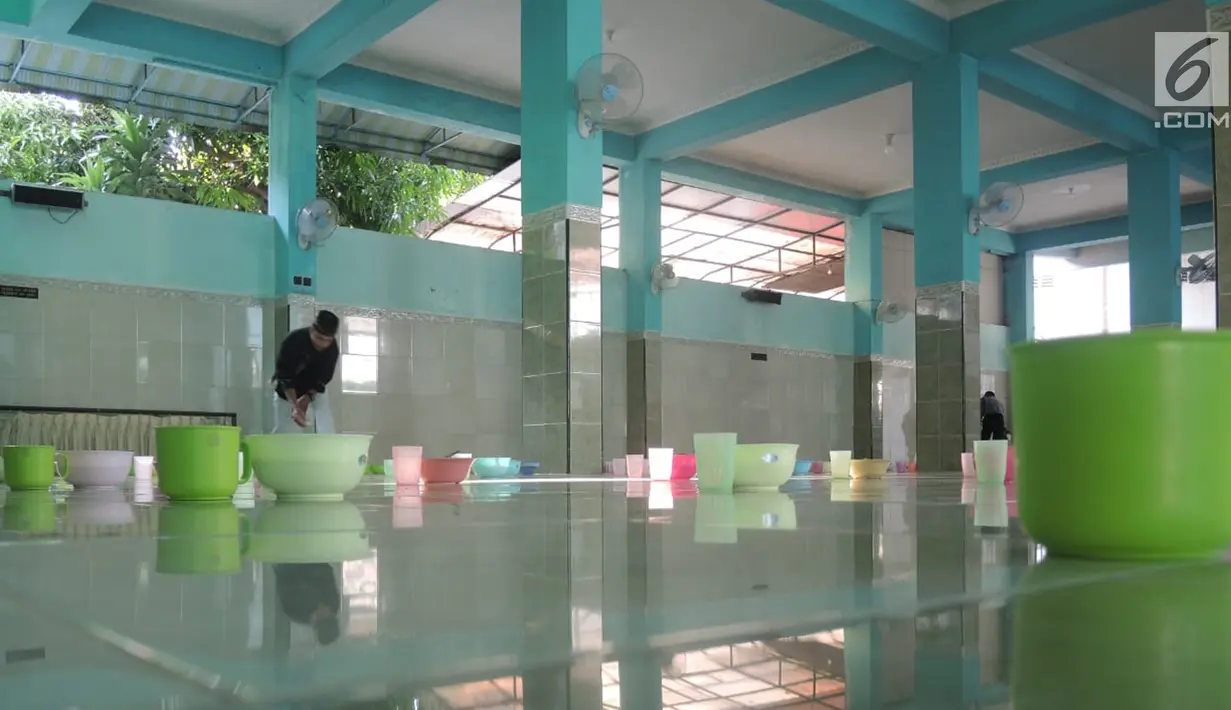 Takmir Masjid Pekojan Semarang mempersiapkan menu buka bersama berupa bubur india di  Serambi Masjid Pekojan ,  Jumat (17/5). Tradisi ini berjalan sudah ratusan tahun dan menjadi rujukan kaum dhuafa di sekitar masjid untuk buka puasa. (Liputan6.com/Gholib)